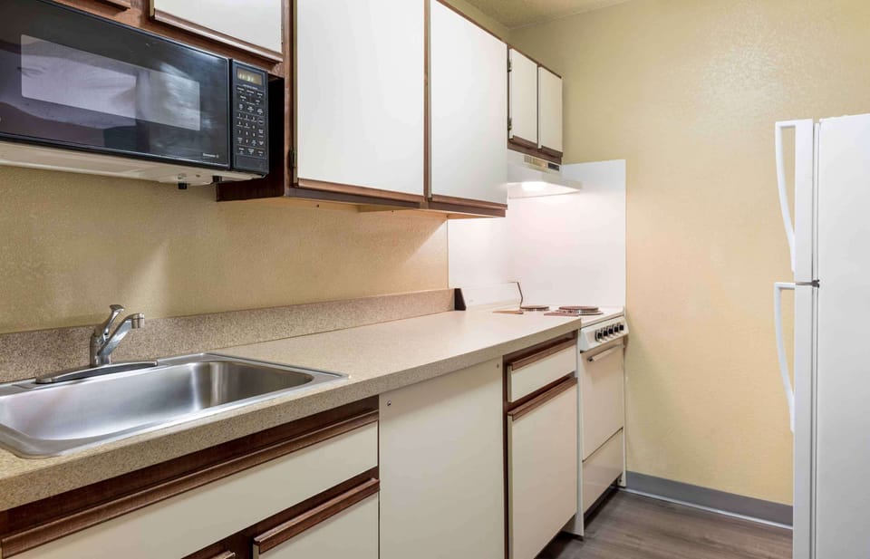 Coffee/tea maker, full-size fridge, microwave, stovetop