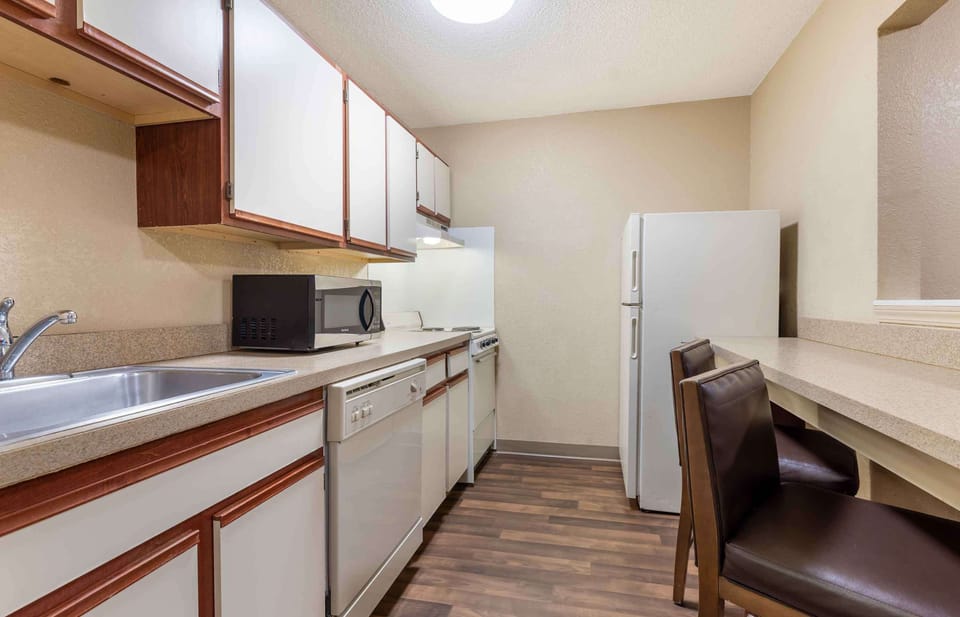 Coffee/tea maker, full-size fridge, microwave, stovetop