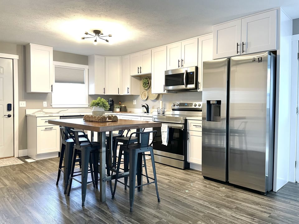 The Pigeon River Retreat Kitchen: includes cooking utensils, pots, pans, etc. Also coffee and Keurig and pods available. 