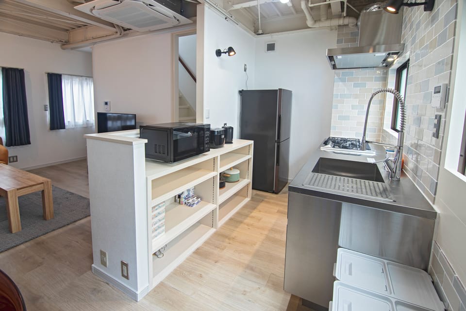 Comfort Villa | Private kitchen | Full-size fridge, microwave, rice cooker, cookware/dishes/utensils