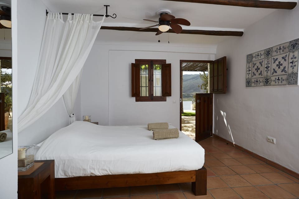 Comfort Double or Twin Room | Laptop workspace, cribs (free), WiFi (free), bed sheets