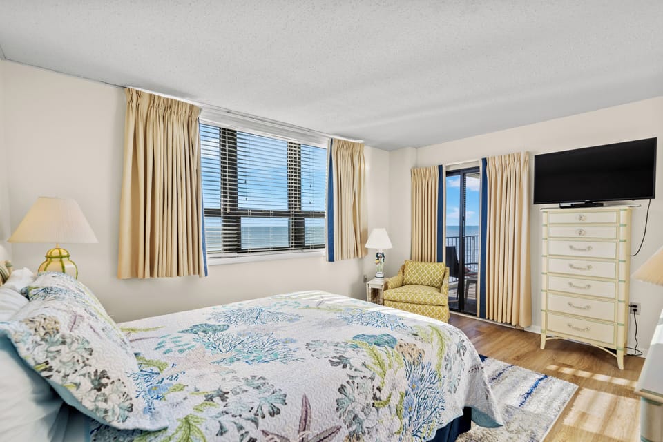 Master Bedroom w/1 Queen