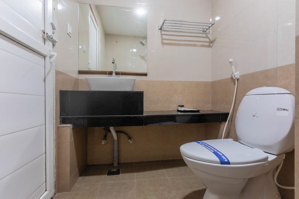 Deluxe Twin Room | Bathroom | Shower, designer toiletries, slippers, towels