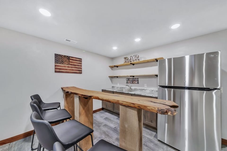Family Room- Wet Bar