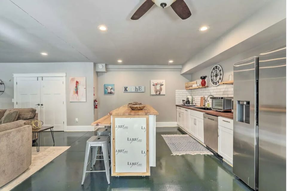 KITCHEN ISLAND SEATS 4 