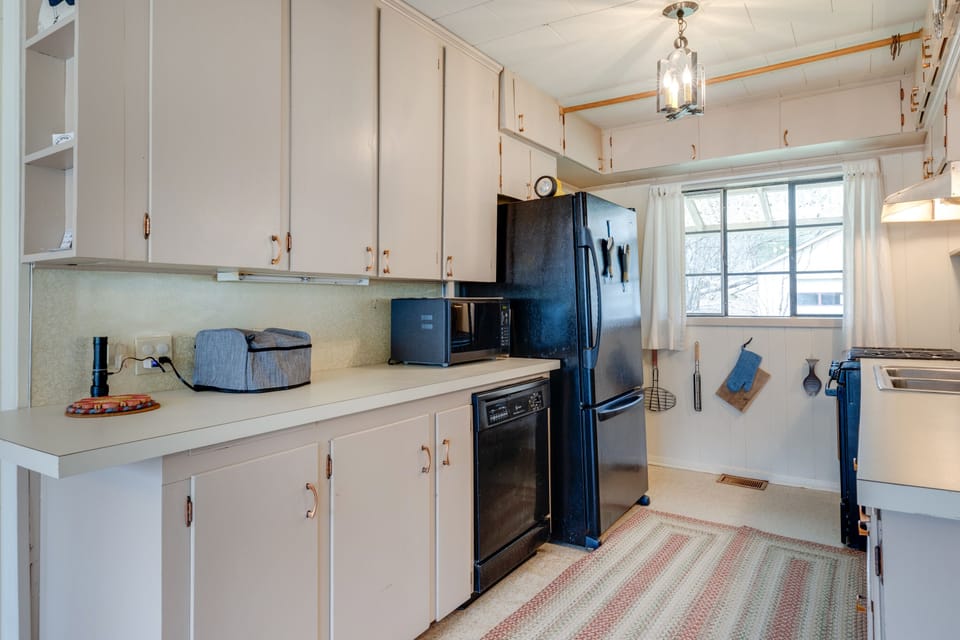 Fully stocked kitchen! Microwave, toaster, dishwasher, keurig, crockpot. 