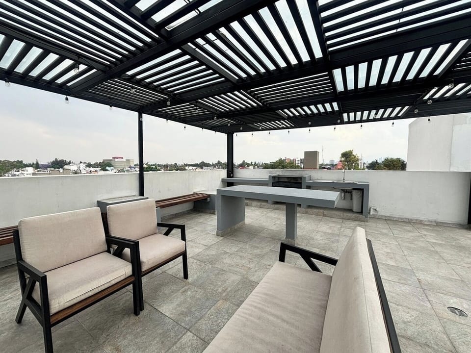 Rooftop en el edificio perfecto para relajarte y preparar una deliciosa carne asada, con vista panorámica al norte de la CDMX.