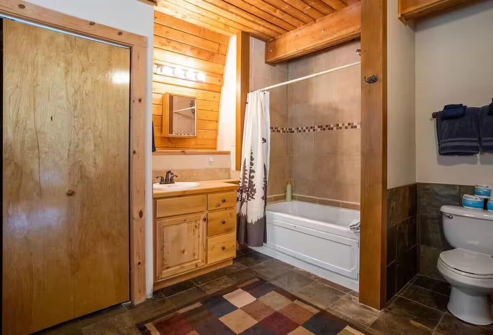 Large Main bedroom en suite Bathroom