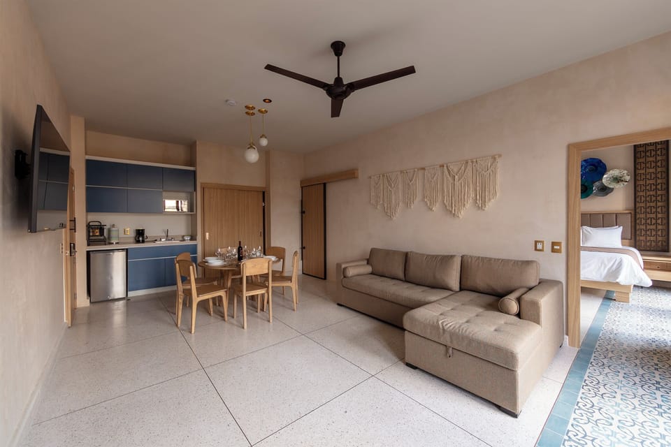 Grand Quadruple Room | Living area | TV