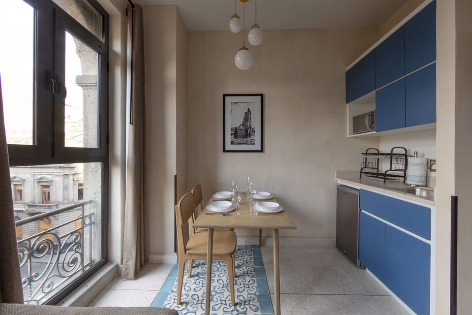 Luxury Studio | Private kitchen | Fridge, microwave, toaster, blender