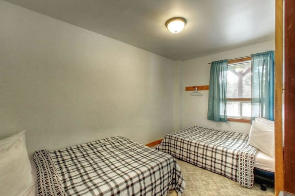 Classic Chalet, Multiple Bedrooms | 8 bedrooms, soundproofing, WiFi (free)