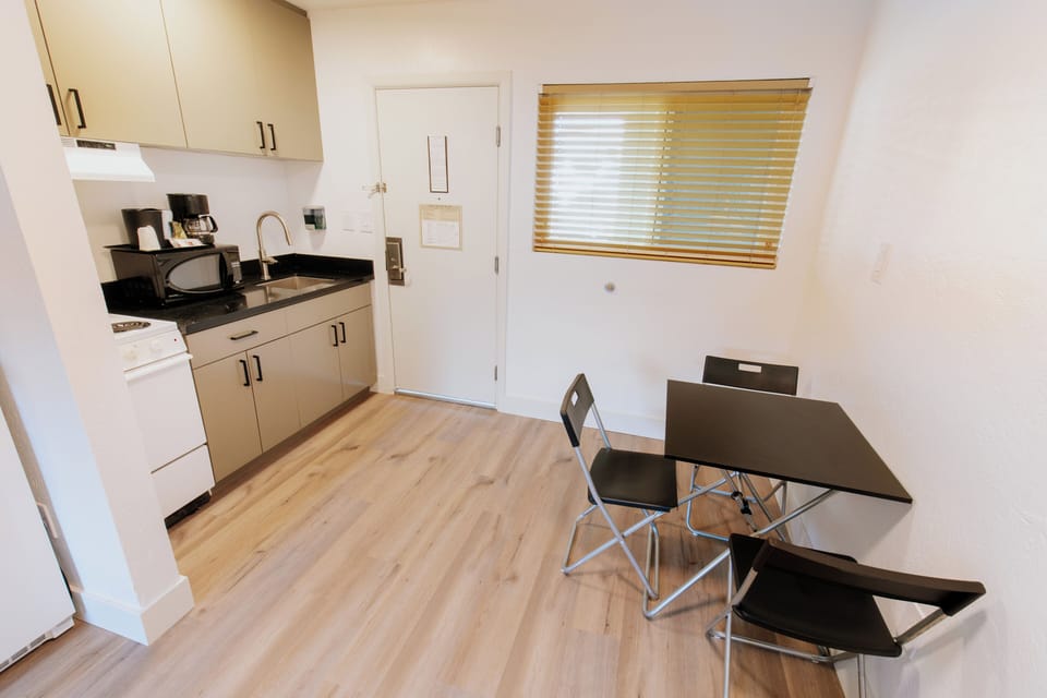 Fridge, coffee/tea maker