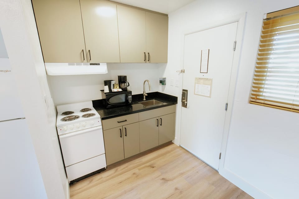 Room | Private kitchenette | Fridge, coffee/tea maker