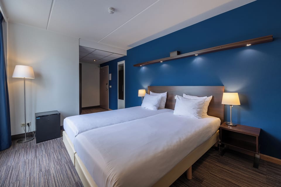 Comfort Room | Hypo-allergenic bedding, in-room safe, desk, blackout drapes