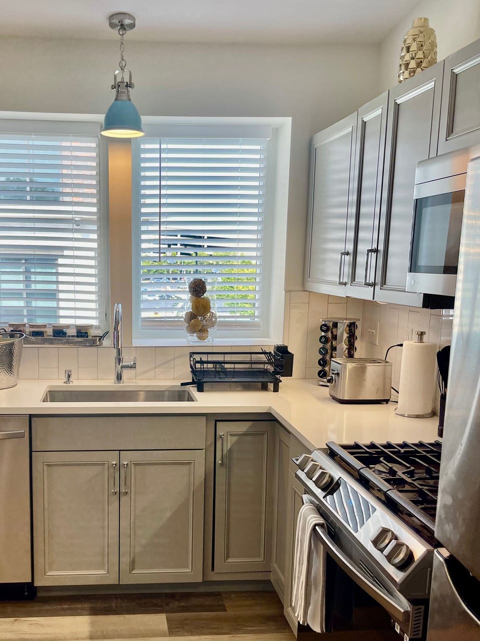Fully-equipped Kitchen w/stove, oven, microwave, dishwasher, cookware and more.