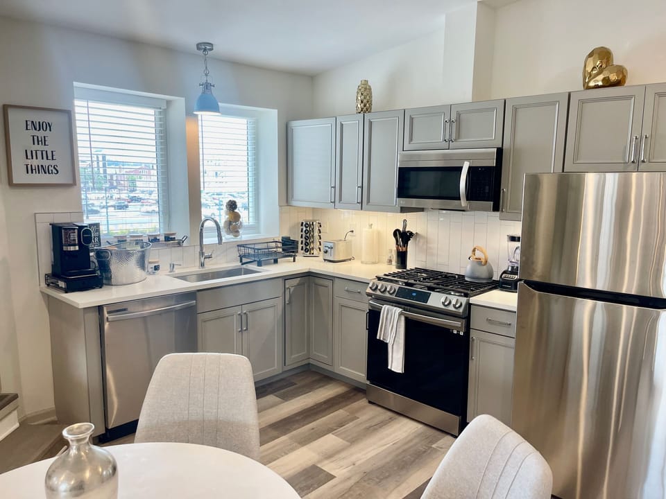 Fully-equipped Kitchen w/stove, oven, microwave, dishwasher, cookware and more.