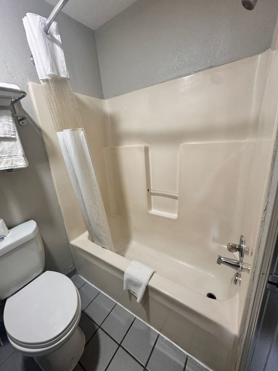 Room, 1 King Bed, Non Smoking | Bathroom | Free toiletries, hair dryer, towels