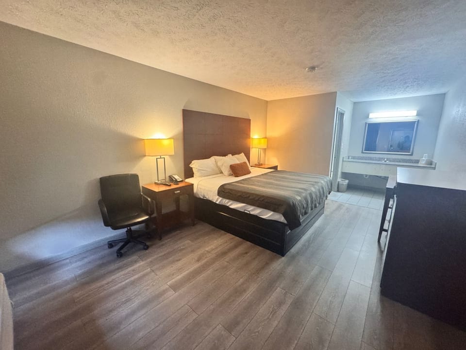 Room, 1 King Bed, Non Smoking | In-room safe, desk, iron/ironing board, free WiFi