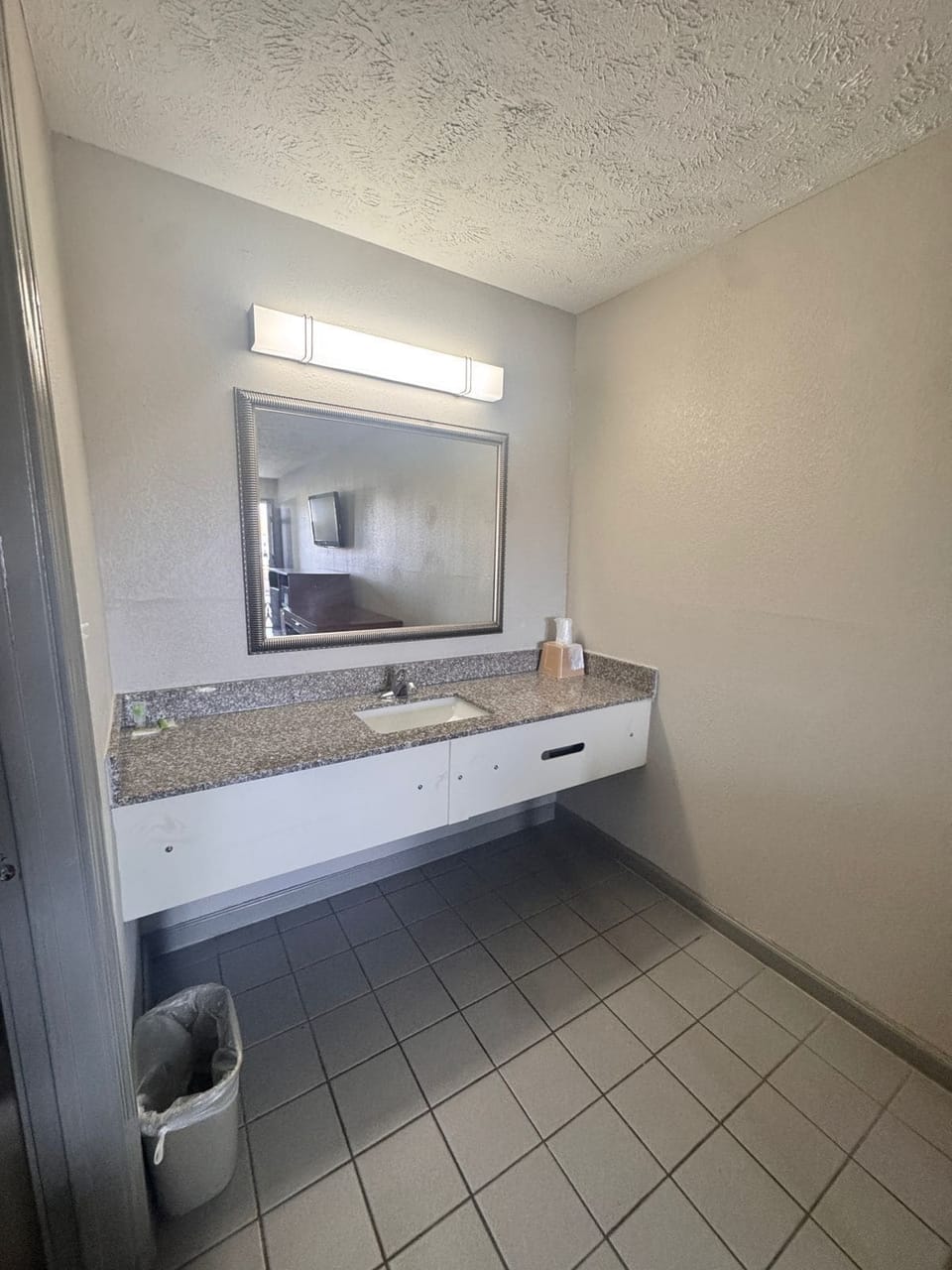 Room, 1 King Bed, Non Smoking | Bathroom | Free toiletries, hair dryer, towels