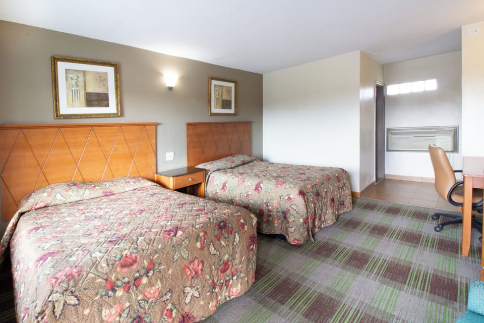 Double Room | Desk