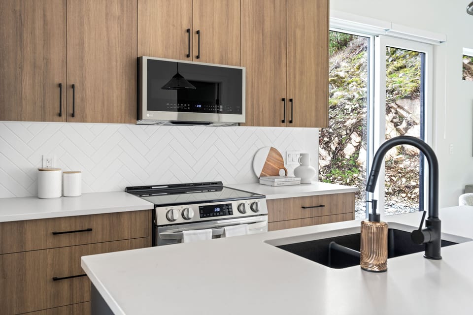 [Kitchen] Nespresso coffee maker, drip coffee maker, French press, and kettle with teas available