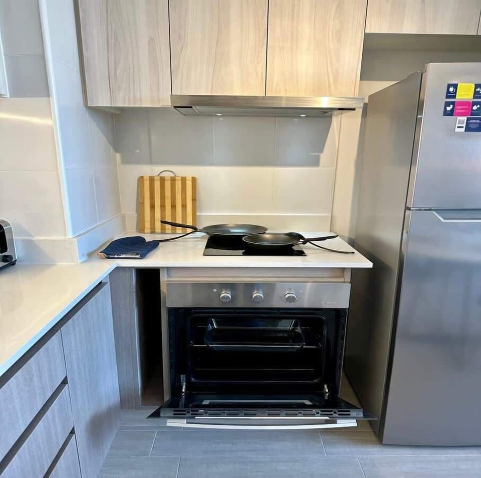 Compact full kitchen w/ stove, fridge & ample cabinet space