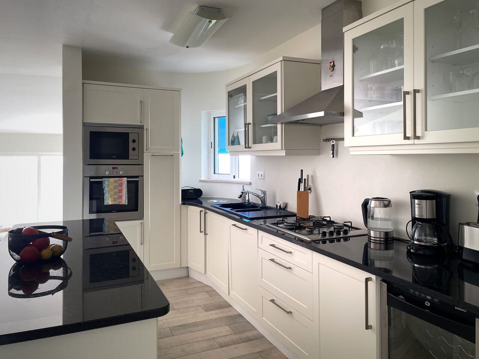 Fully equipped kitchen of the Colina Mar 