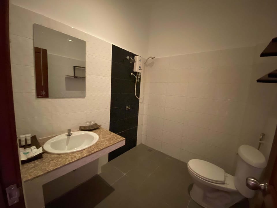 Shower, rainfall showerhead, free toiletries, hair dryer