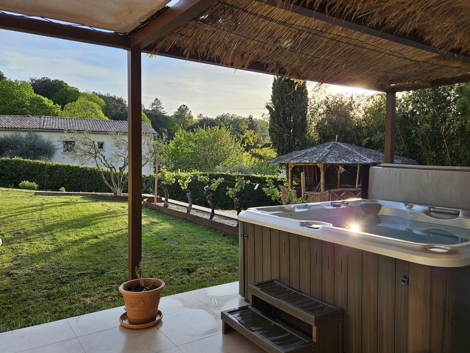 Outdoor spa tub