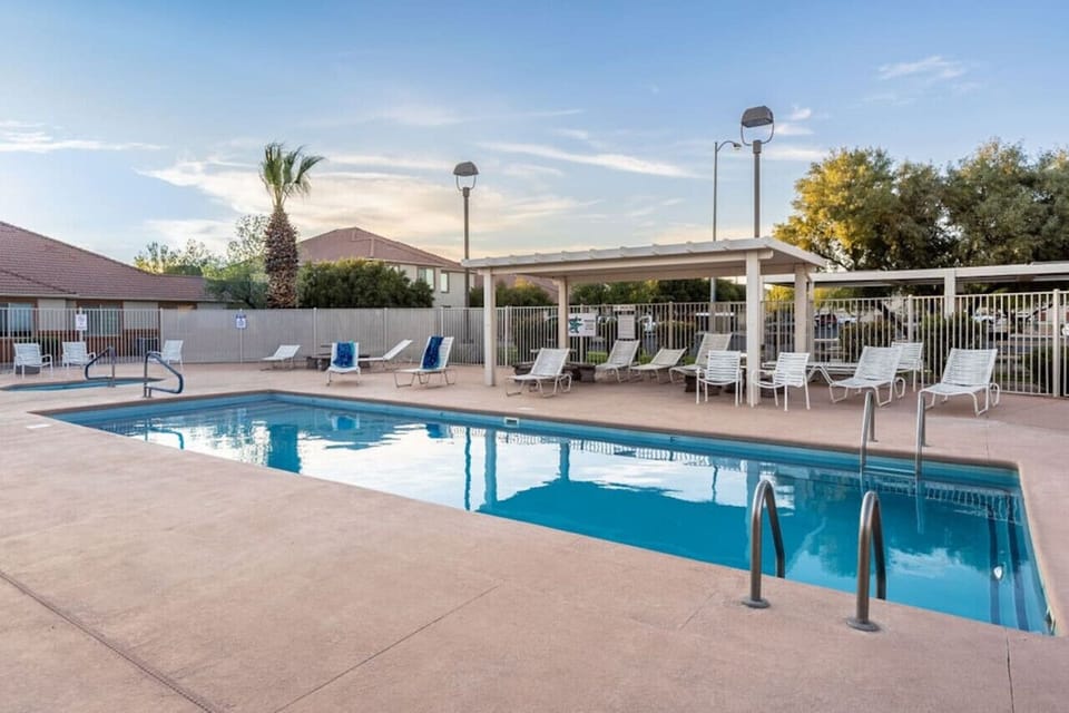 Pool with sun loungers.