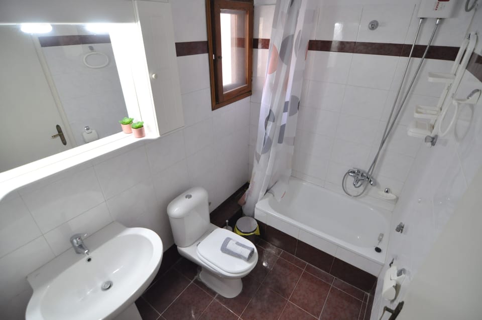 Executive Apartment | Bathroom | Free toiletries, hair dryer, towels, toilet paper