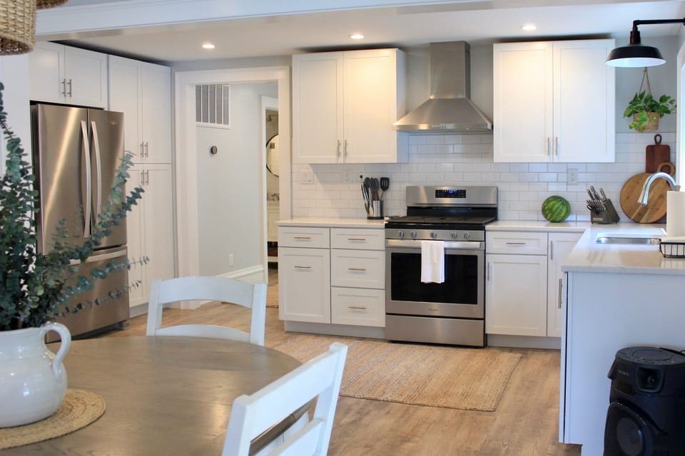 Fully equipped kitchen with modern amenities—ideal for cooking and gatherings.