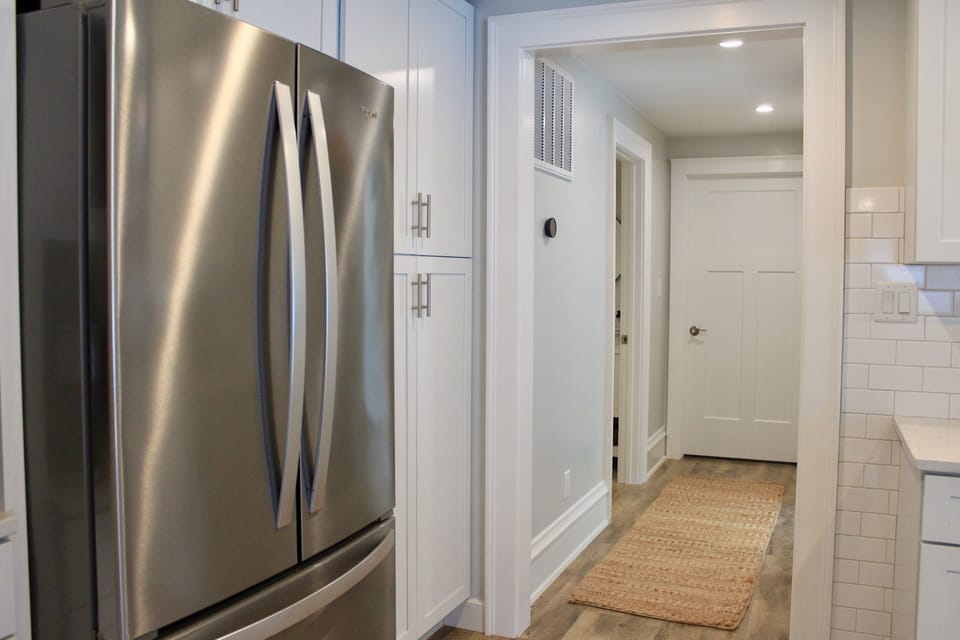 Fully equipped kitchen with modern amenities—ideal for cooking and gatherings.