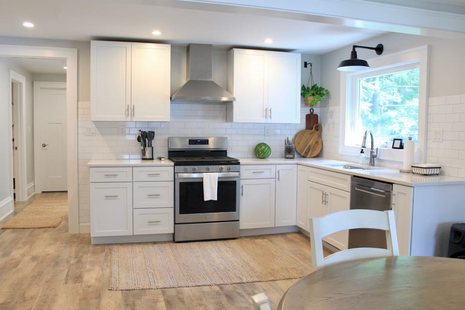 Fully equipped kitchen with modern amenities—ideal for cooking and gatherings.