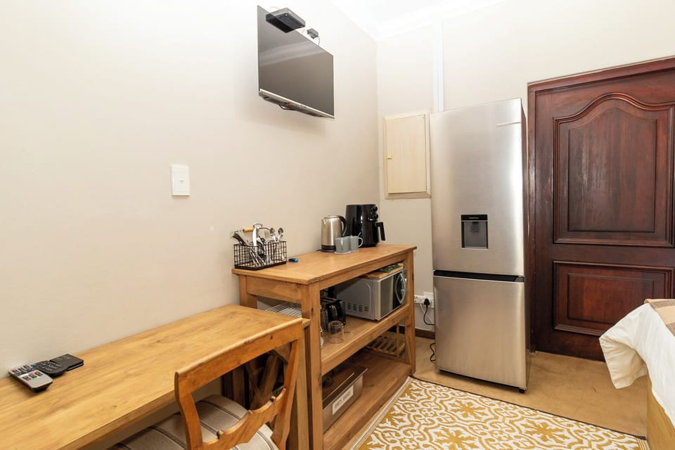 Deluxe Double Room, Garden View | Private kitchen | Electric kettle