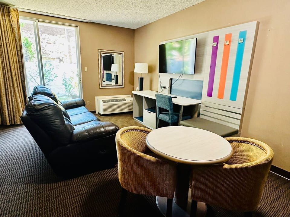 Comfort Double Room | In-room dining
