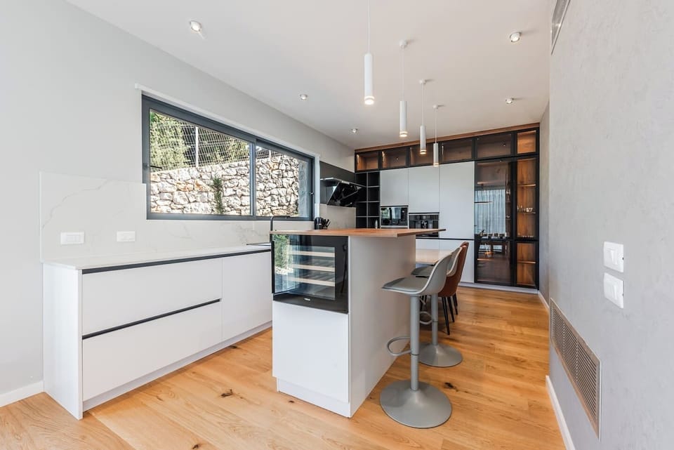 Fully-equipped kitchen (Ground floor)