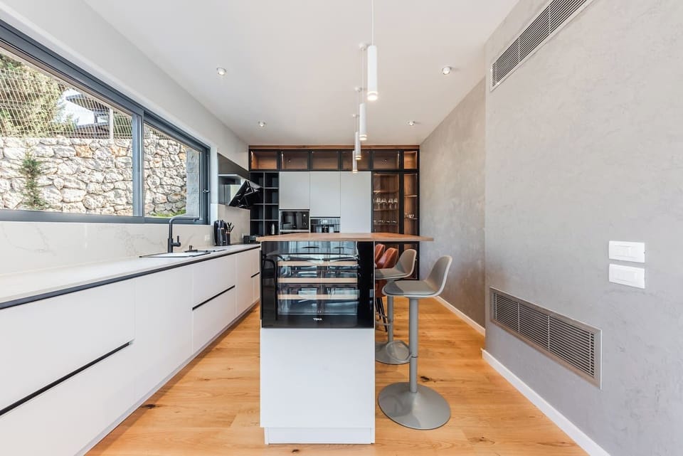 Fully-equipped kitchen (Ground floor)