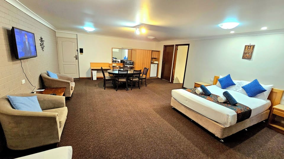 Deluxe Two Bedroom Apartment | Desk, soundproofing, iron/ironing board, free WiFi