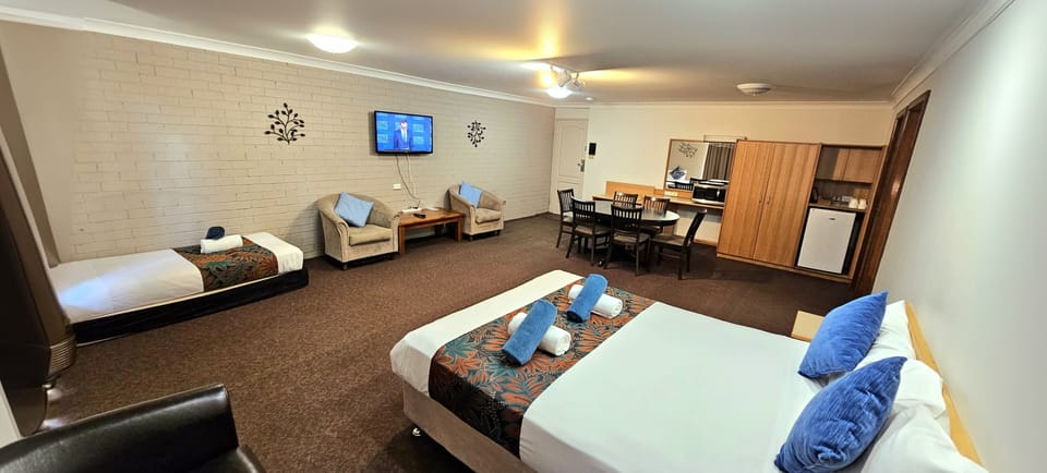 Deluxe Two Bedroom Apartment | Desk, soundproofing, iron/ironing board, free WiFi