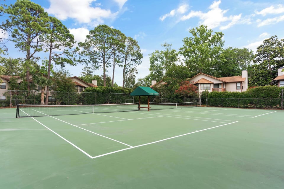 Harbour Oaks features two beautiful tennis courts, that are used for tennis only