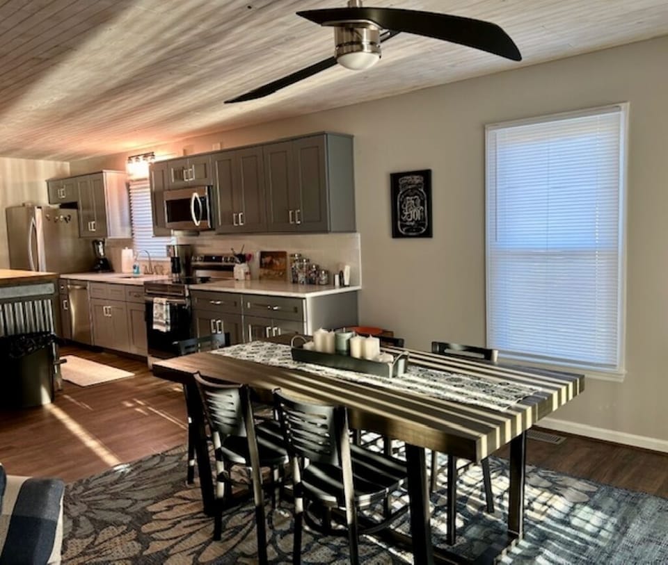 Dining Area- seats 6
