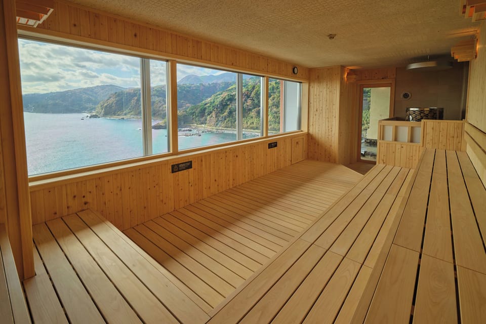 Sauna, hot tub