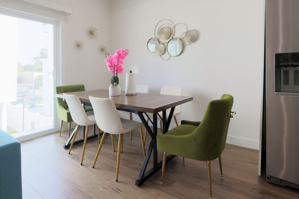 Dining Area
-6 seater
