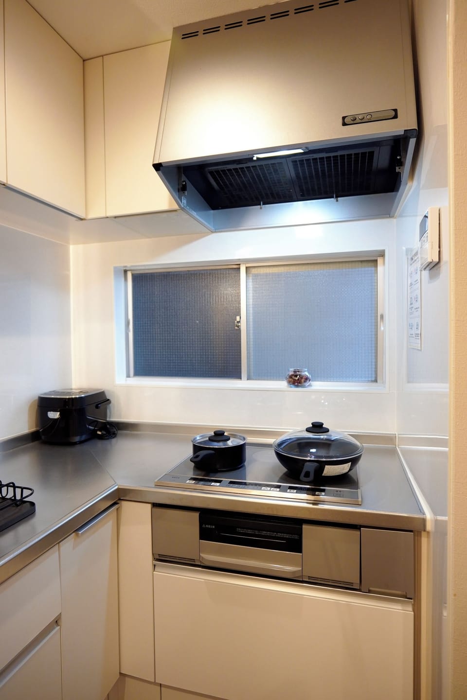 Full-size fridge, microwave, dishwasher, rice cooker