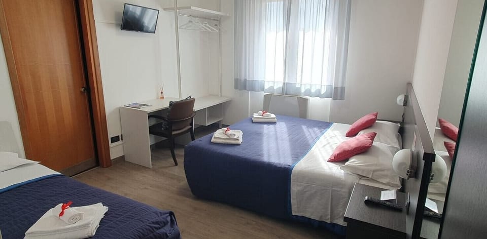 Basic Triple Room | Desk, WiFi (free), bed sheets