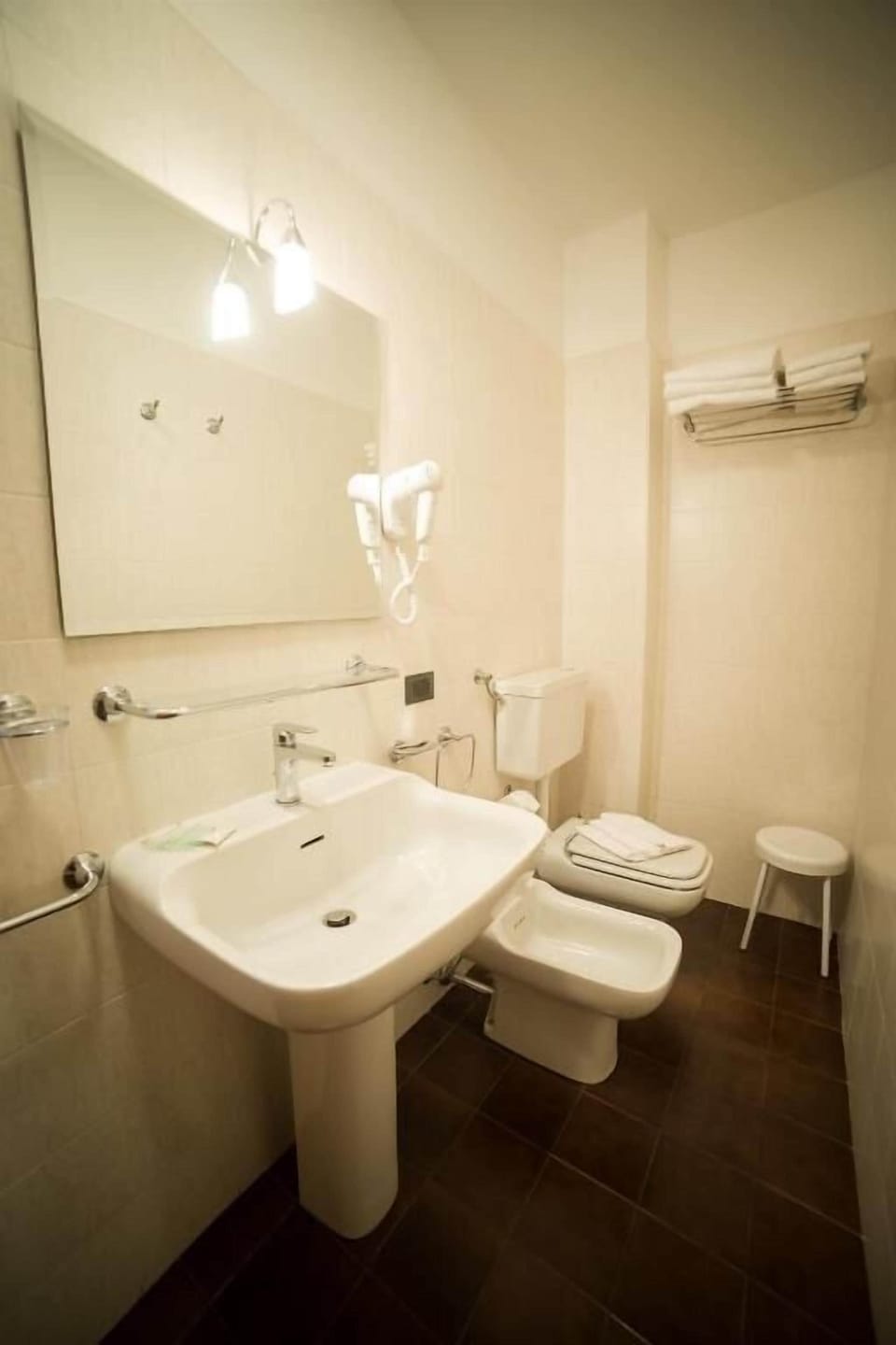 Basic Triple Room | Bathroom | Shower, hair dryer, bidet, towels