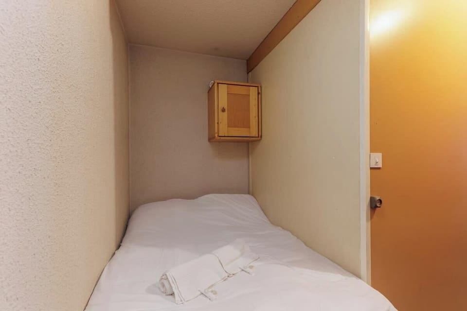Double bed, very chill spot, fresh sheets and towels, shampoo and soap.