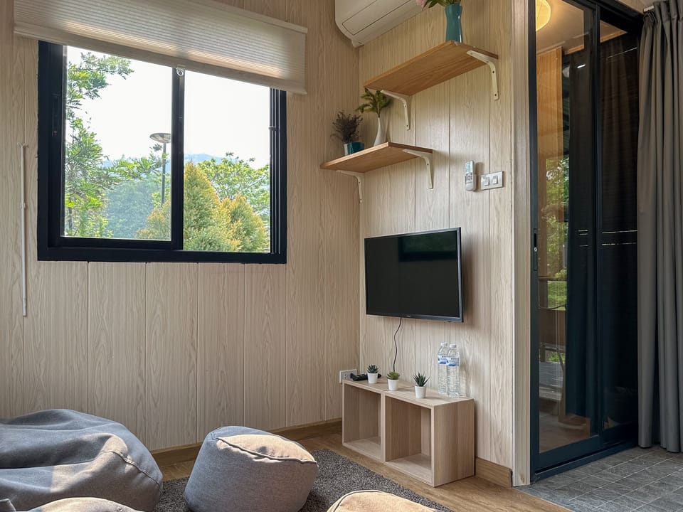 Deluxe Double Room | Living area | LED TV