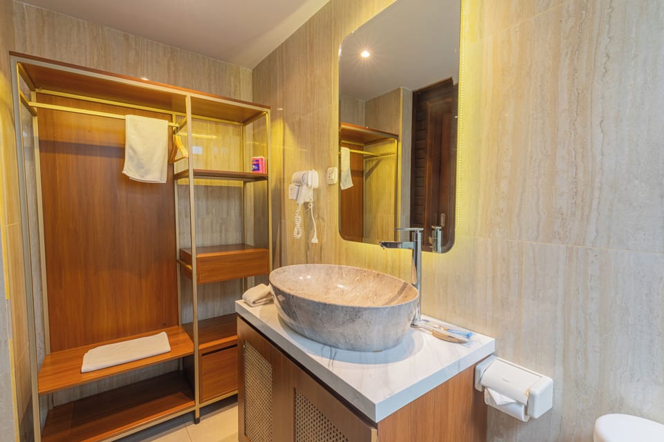 Double Room | Bathroom | Shower, hydromassage showerhead, hair dryer, slippers
